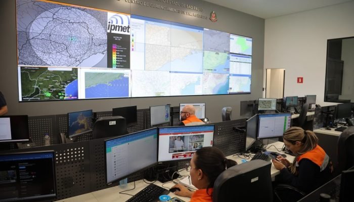 Centro-de-Gerenciamento-de-Emergencias-CGE-e-o-Centro-Paulista-de-Radares-e-Alertas-Meteorologicos-Cepram-Geral-Pablo-Jacob-1024x683
