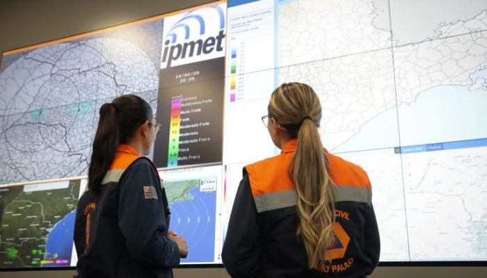 Centro-de-Gerenciamento-de-Emergencias-CGE-e-o-Centro-Paulista-de-Radares-e-Alertas-Meteorologicos-Cepram-Painel-Pablo-Jacob-768x512