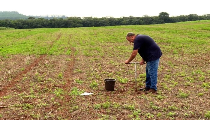 Coleta de solo para análise_Foto de divulgação da CATI