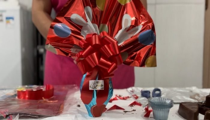 Credito-do-Banco-do-Povo-foi-importante-para-empreendedora-comprar-maquinario-para-producao-de-doces-feitos-com-chocolate-1024x573