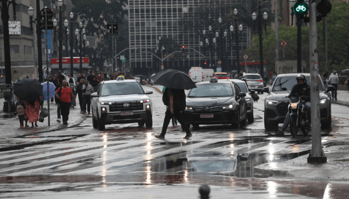 Na região da divisa de São Paulo com o Paraná, a chegada de uma nova frente fria muda o tempo ...