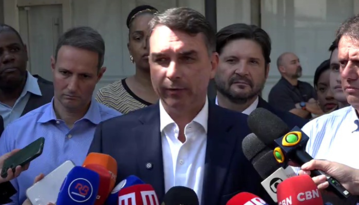 Senador Flávio Bolsonaro (PL), candidato à Presidência da República, durante coletiva nesta s...
