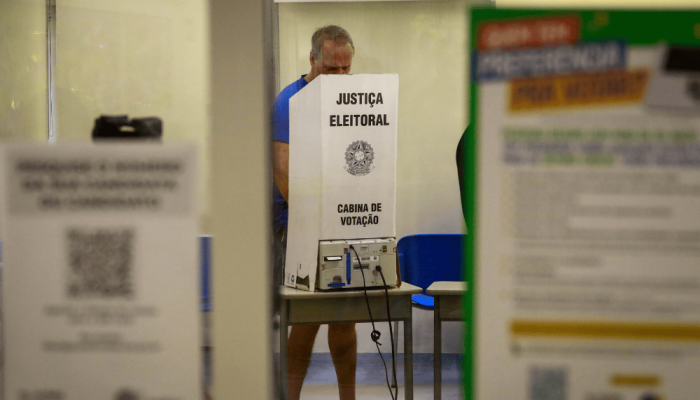Eleitores votando no Colégio Miguel de Cervantes, na zona sul de São Paulo ALOISIO MAURICIO/FOT...