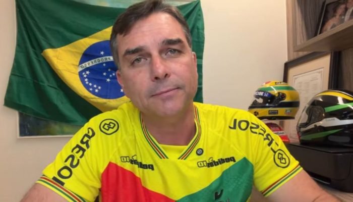 Flávio Bolsonaro em live no Youtube Reprodução/Youtube/Flavio Bolsonaro