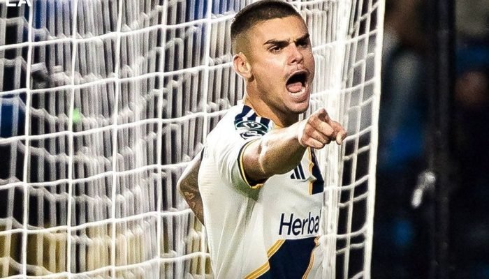 Gabriel Pec marcou o hat-trick da vitória do LA Galaxy sobre o Mount Pleasant  • Divulgação...