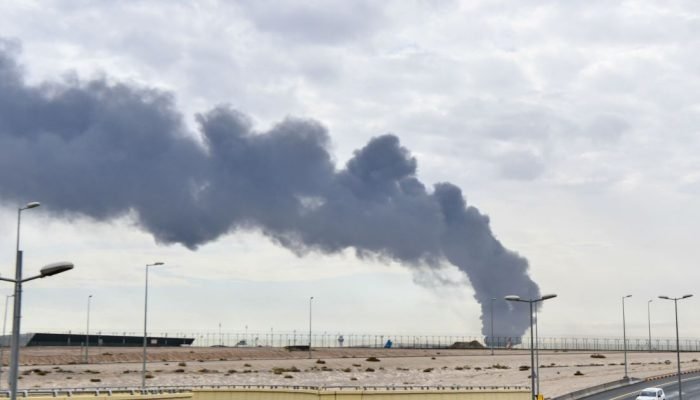 Fumaça sobe após um veículo aéreo não tripulado do Irã realizar um ataque a um depósito de...
