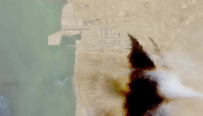 Imagem de satélite da trilha de fumaça da instalação da Aramco na Arábia Saudita, atingida p...