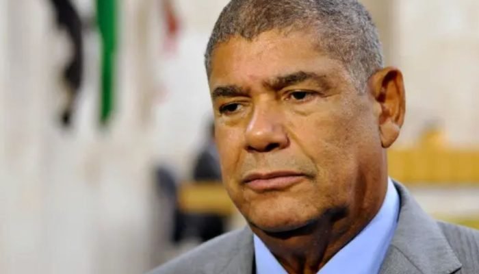 A hipótese de que os invasores tenham procurado documentos ou outros materiais capazes de compro...