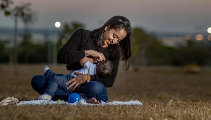 Mulher-amamentando