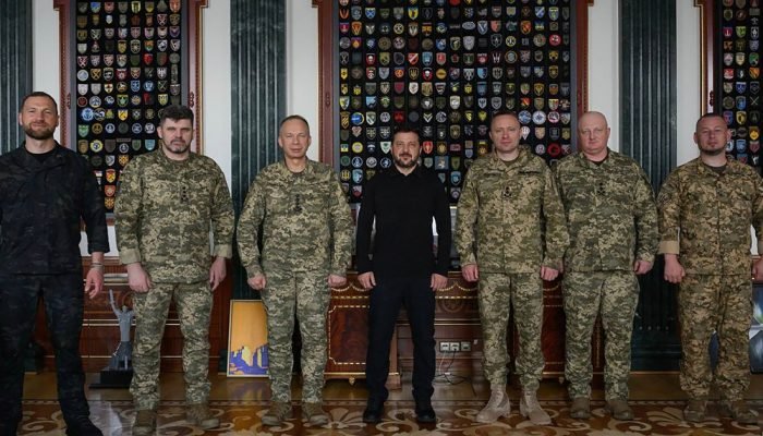 Na fotografia, divulgada pelo Serviço de Imprensa da Presidência da Ucrânia, vemos: Zelensky (...