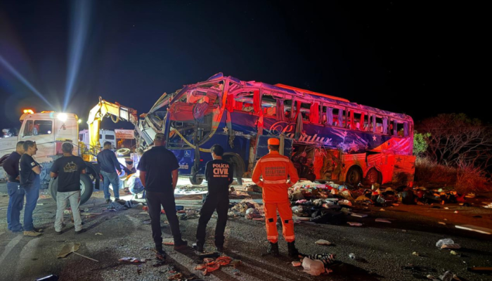 Os motoristas do ônibus e da carreta não sofreram ferimentos graves. As circunstâncias da coli...