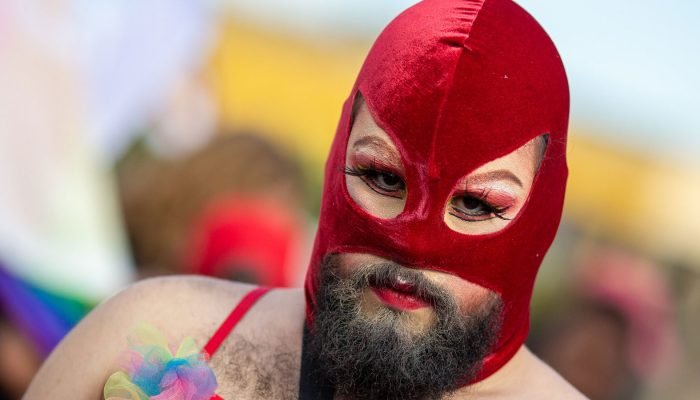 Participante da Parada do Orgulho LGBT+ na Esplanada dos Ministérios em Brasília, em 2023. (Fot...