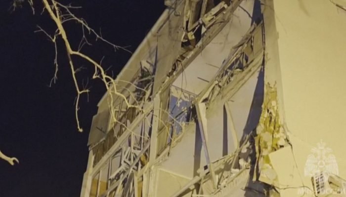 Predio-residencial-foi-danificado-apos-ser-atingido-por-explosao-em-Sebastopol-na-Crimeia