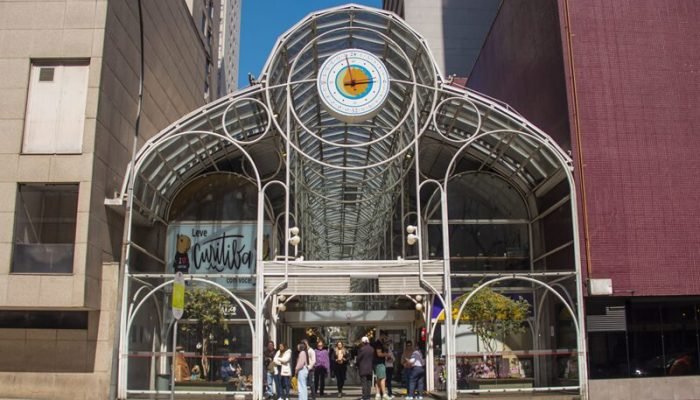 Ícone urbano que atravessa gerações, a Rua 24 Horas busca novo protagonismo em meio à revital...