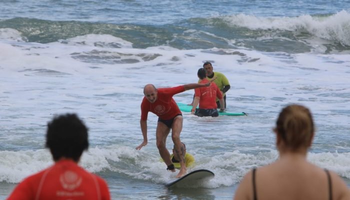 Adão em aula do Surf Para Todos. Foto: Divulgação/Governo de SP