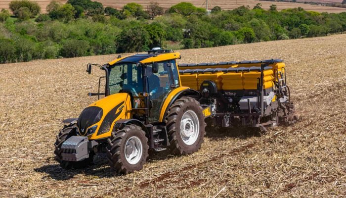 O diretor comercial da Valtra ressalta que modelo S6 foi premiado por relação entre o homem e a...