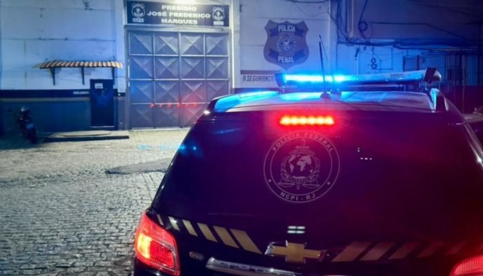 Viatura da Polícia Federal durante ação que resultou na prisão de um foragido da Justiça arg...