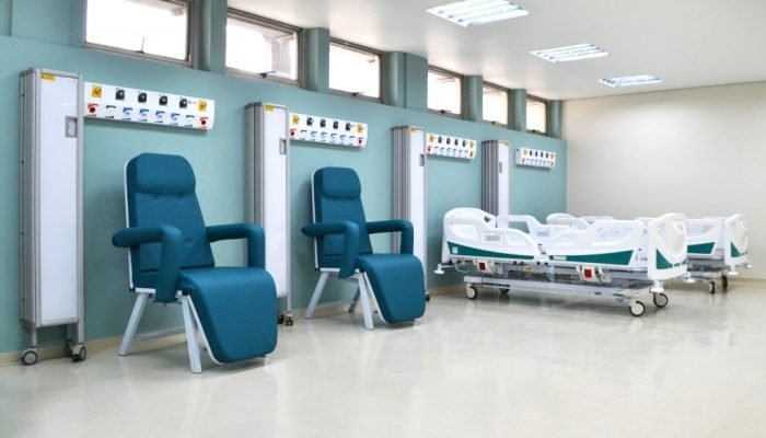 O espaço foi equipado com 17 poltronas para medicação via endovenosa e subcutânea, cinco a ma...