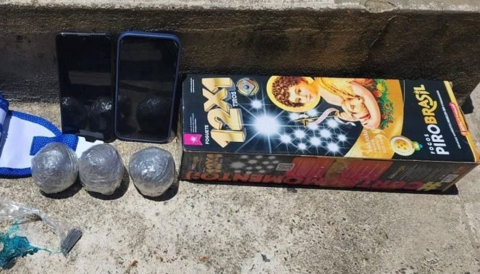 PM apreendeu três artefatos explosivos improvisados, um foguete e um saco com pregos  • Repro...