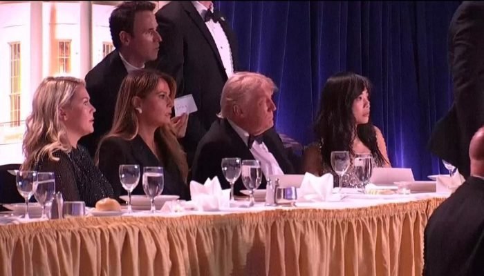 O presidente Donald Trump foi retirado às pressas do palco pelo Serviço Secreto dos Estados Uni...