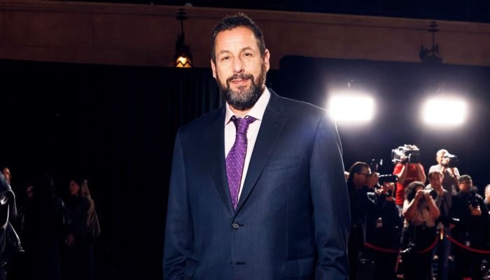 Adam Sandler na première de "Jay Kelly" em Los Angeles  • Matt Sayles for Netflix