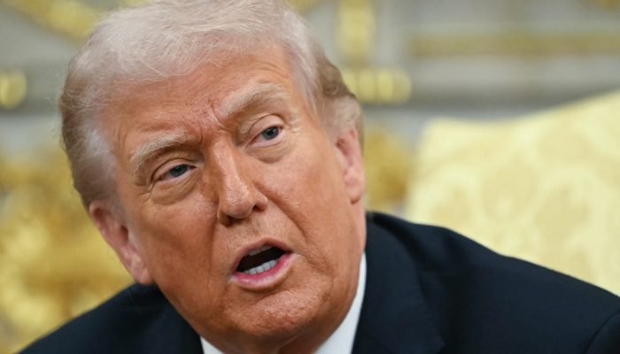 Após a decisão, Trump instaurou uma tarifa de 10% sobre as importações americanas por ordem e...