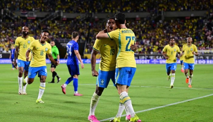 Gabriel Martinelli, do Brasil, comemora com o companheiro de equipe Endrick após marcar o tercei...