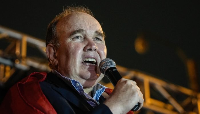 O candidato de direita Rafael López Aliaga, em protesto em Lima na semana passada (Foto: John Re...