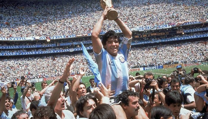 México, Cidade do México. 29/06/1986. O jogador argentino de futebol, Diego Maradona, carrega t...