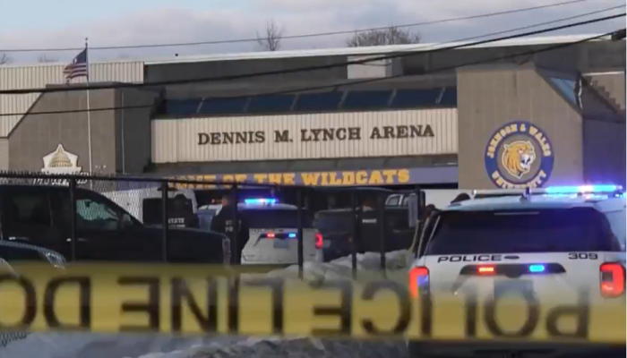 Um atirador abriu fogo na segunda-feira (16) contra espectadores na Arena Dennis M. Lynch, em Paw...