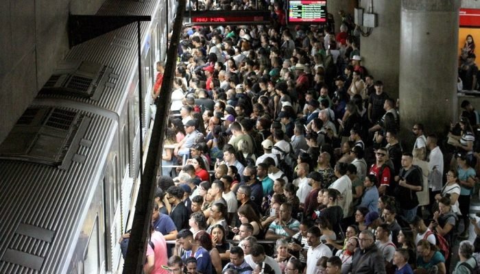 SP - METRÔ/SP/FALHA/LENTIDÃO - GERAL - Passageiros lotam a plataforma da Estação Sé, na capi...