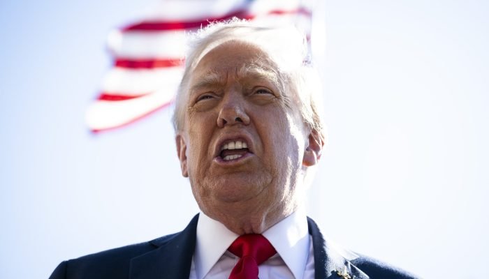 As novas tarifas globais do presidente dos EUA, Donald Trump, entram em vigor, desafiando decisã...