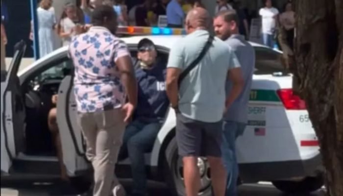Danilo Silva, de 46 anos, usava um boné e uma jaqueta do ICE, óculos escuros e uma máscara cob...