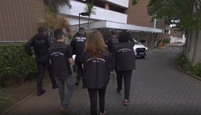 A ação mobiliza cerca de 70 policiais civis e 20 auditores da CGE para o cumprimento de 12 mand...