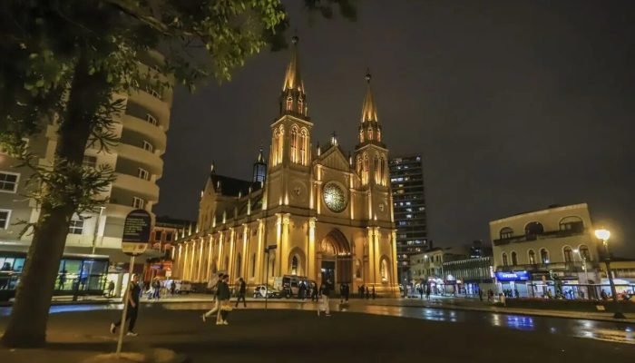 Catedral Basílica Menor de Curitiba reúne arquitetura neogótica e relíquia de São João Paul...