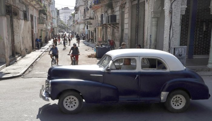 Moradores de Havana: Cuba sofreu novo apagão geral nesta segunda-feira (6) (Foto: Ernesto Mastra...