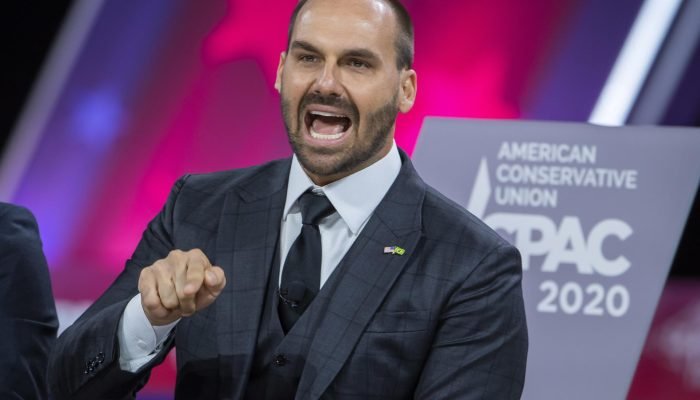 Após repercussão, Eduardo afirma que “jamais” defendeu a troca do Pix pelo Zelle. (Foto: EF...