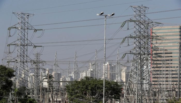 IPCA sobe 0,82% no mês, após deflação em agosto, pressionado pela energia elétrica, passagen...