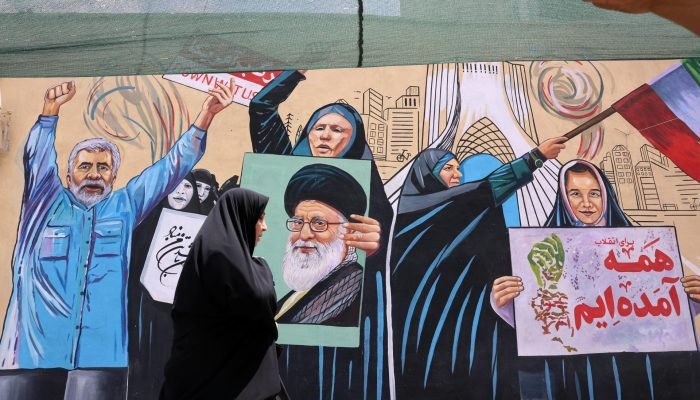 Propaganda do regime do Irã em Teerã, capital iraniana (Foto: ABEDIN TAHERKENAREH/EFE/EPA)