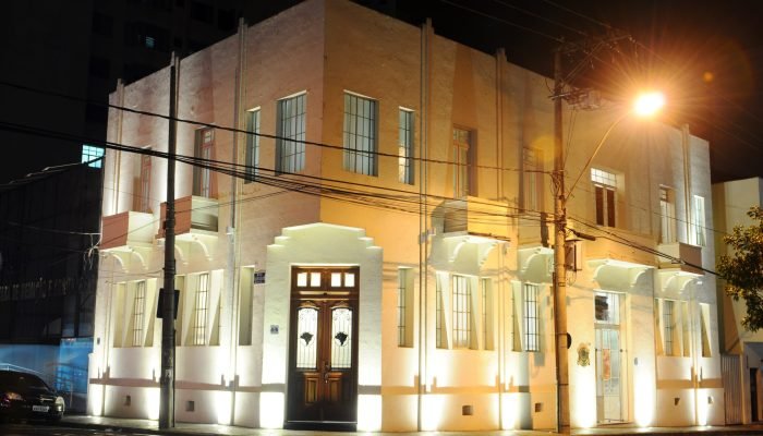 fachada-noturna-scaled