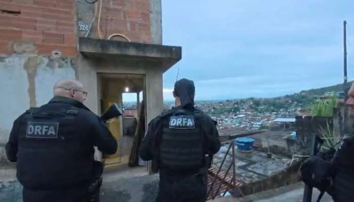 Polícia Civil do RJ realiza operação para desarticular um esquema de fraude bancária e lavage...