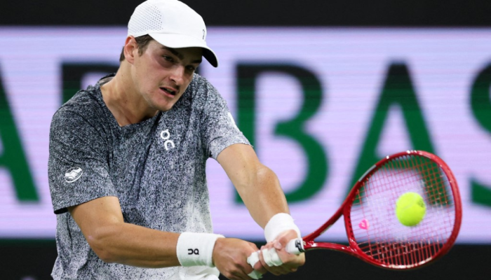 João Fonseca durante partida contra o americano Tommy Paul, em Indian Wells