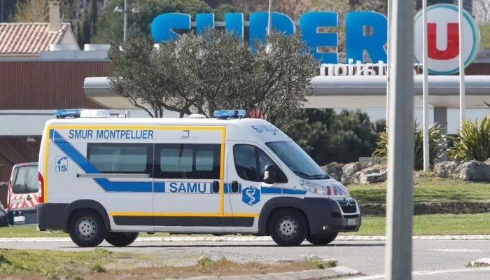 Imagem de arquivo de uma ambulância francesa. (Foto: Guillaume Horcajuelo/EFE)