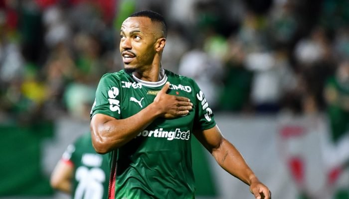 O volante Marlon Freitas viveu noite de artilheiro ao marcar os dois do Alviverde contra o Grêmio