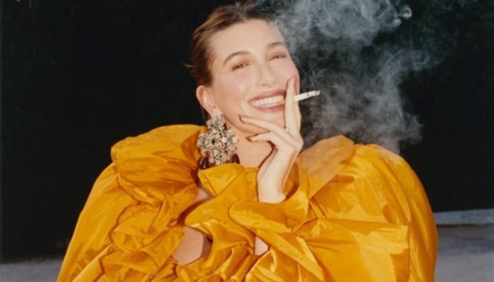 Hailey Bieber aparece em campanha controversa segurando cigarro