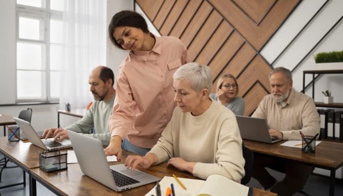 idosos-na-escola-durante-aula-com-computador-portatil-1024x683