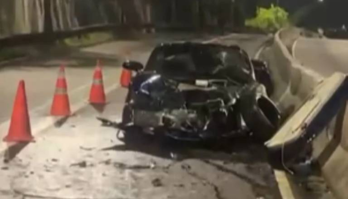 Imagens do local mostram a parte dianteira do carro de luxo completamente destruído com a força...