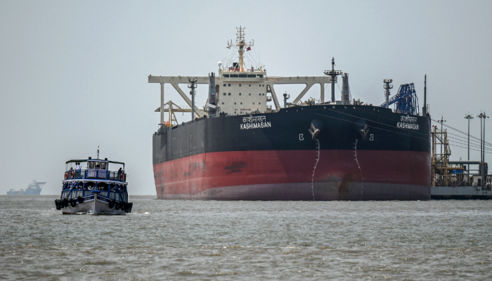 Um barco de passageiros passa navegando pelo petroleiro Kashimasan, de bandeira indiana, atracado...