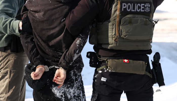 Agentes federais detêm um manifestante em Minneapolis, Minnesota, em 3 de fevereiro de 2026.