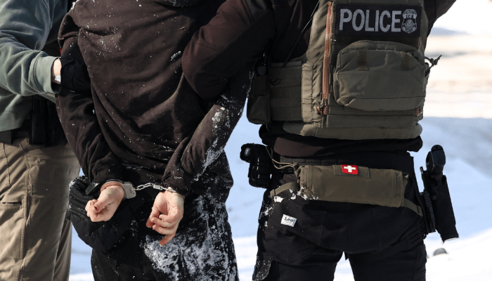 Agentes federais detêm um manifestante em Minneapolis, Minnesota, em 3 de fevereiro de 2026 CHAR...